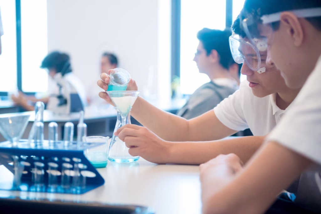 Elevi în laboratorul de chimie la IOANID School